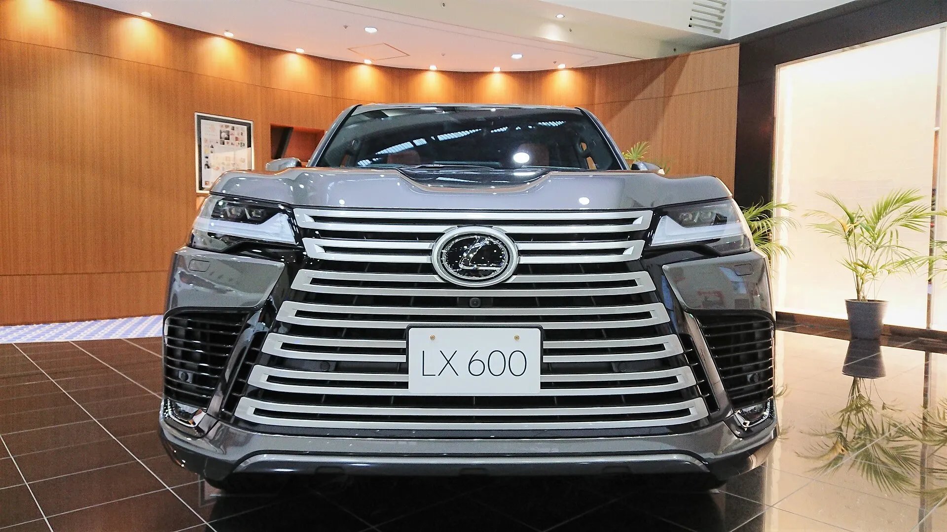Lexus LX 600 vs Range Rover: Which Luxury SUV Survives a Dubai Summer Better (2026)