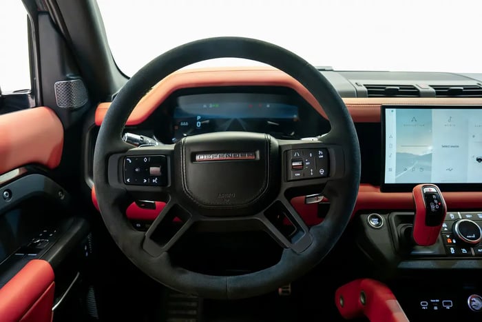 2022 Land Rover Defender 90 with Warranty P525 Short-Wheel Base V8 Edition Perfect Condition - photo 5 of 9