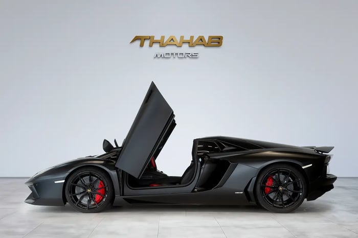 2015 Lamborghini Aventador LP 700-4 Roadster V12 Hard Top Covertible GCC Specs - photo 4 of 18