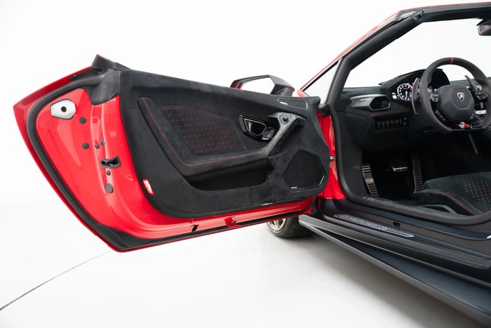 2019 Lamborghini Huracan Performante Spyder with Warranty and Service Contract - photo 5 of 10